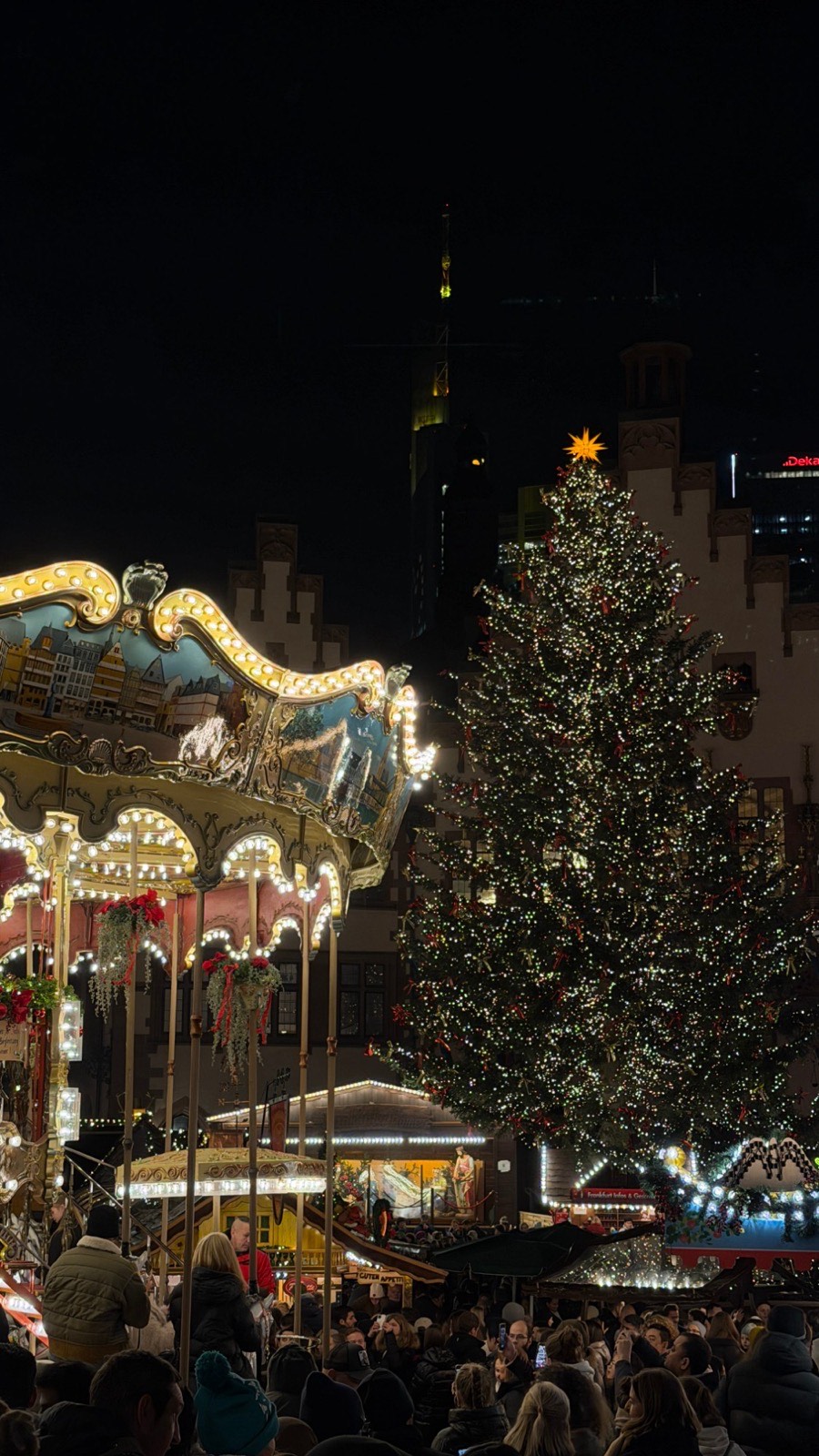Weihnachtsbaum und Karussell vor dem Römer auf dem Frankfurter Weihnachtsmarkt