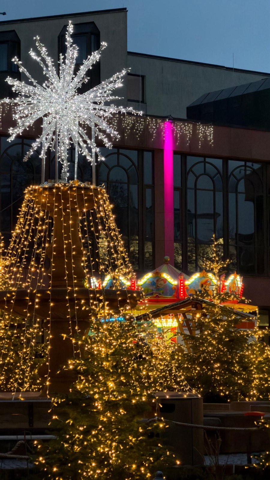 Weihnachtsbeleuchtung mit Lichterstern, Brunnen und Kinderkarussell in Bad Homburg